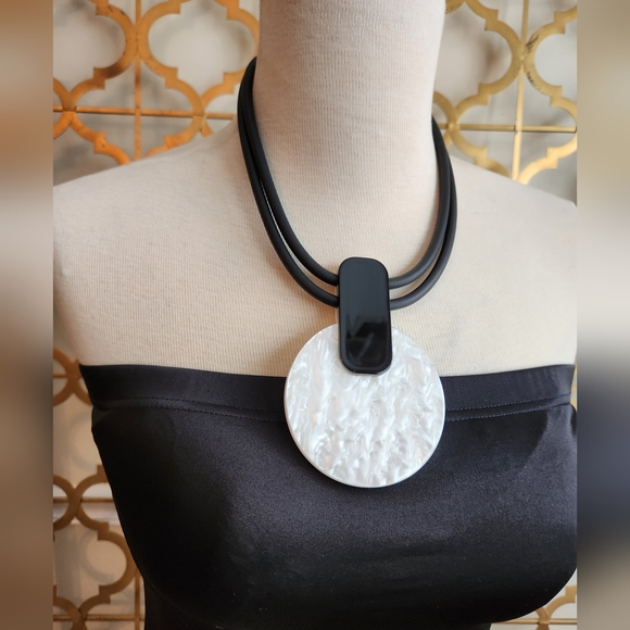 Reversible Black and White Statement Necklace - Picture 5 of 16
